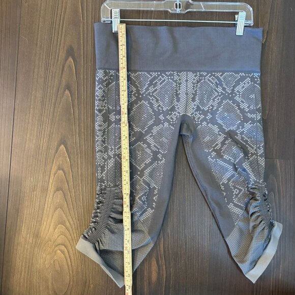Lululemon In The Flow Ruched Crop Leggings Snake Print, Size 10 - Picture 10 of 10